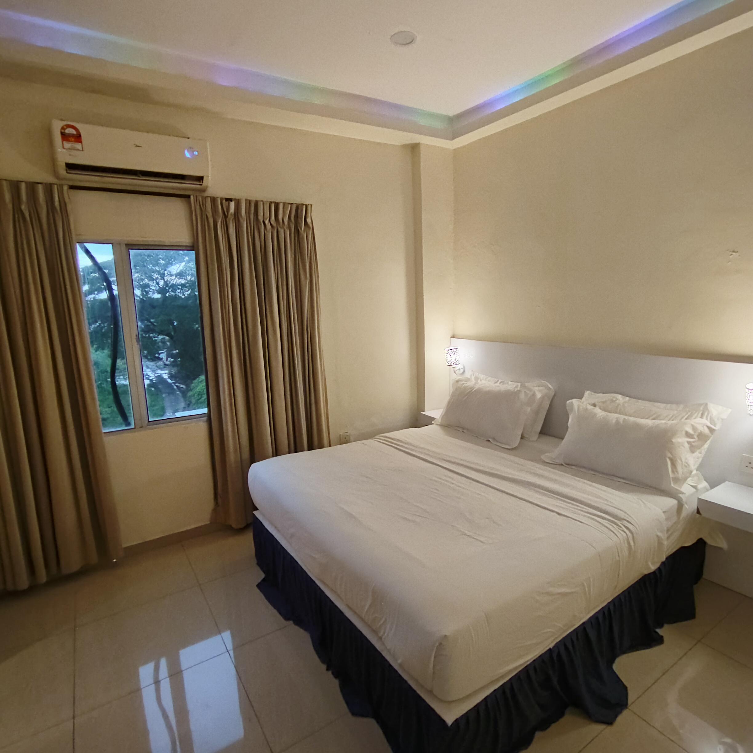 Standard Window Room